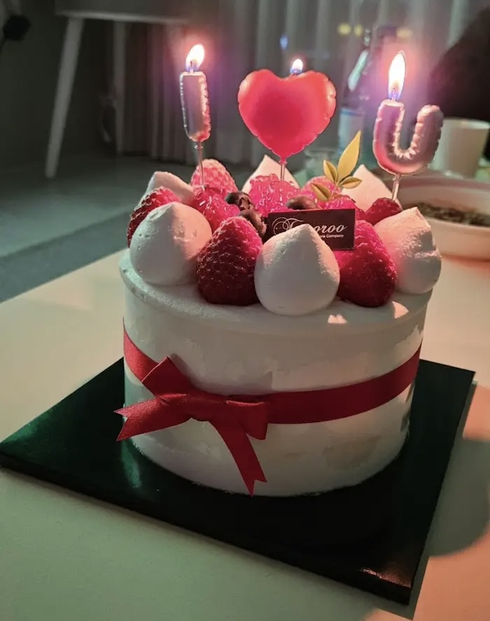 토모루 케이크 촛불을 켠 기념일 분위기