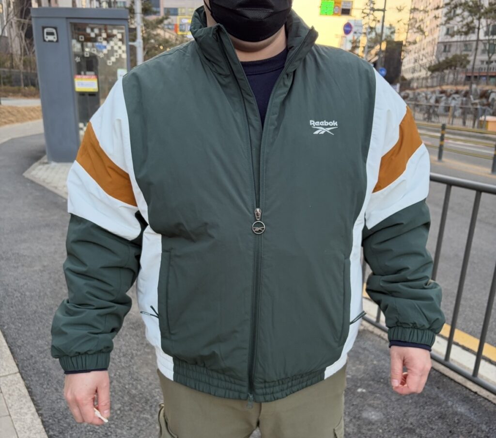 리복 클래식 유니언잭 패딩 뒷모습