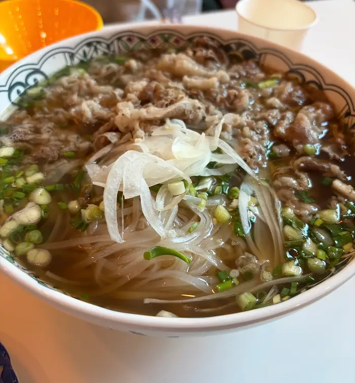 시흥 장현동 맛집 껀롱의 고기 토핑이 가득한 깊은 국물 맛의 베트남 쌀국수