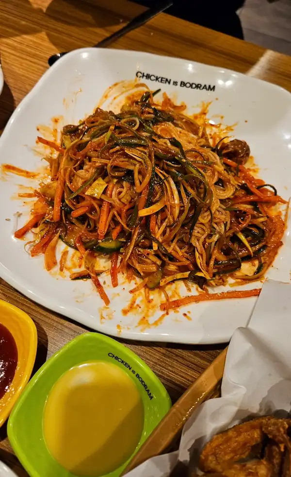 보드람치킨 세트 메뉴 매콤한 골뱅이무침과 푸짐한 소면 사리