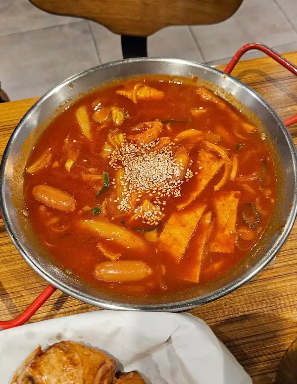 보드람치킨 사이드 메뉴 매콤달콤한 떡볶이와 소시지 사리