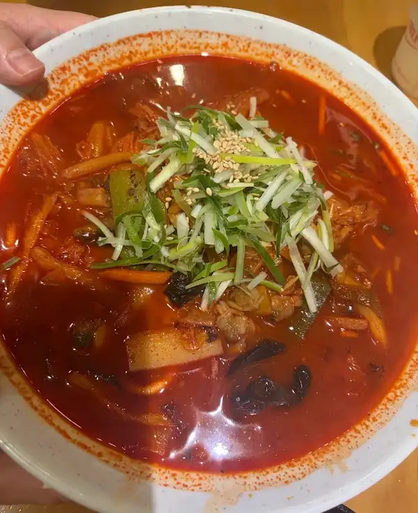 얼큰한 국물과 풍성한 건더기가 담긴 또와요짬뽕 메뉴