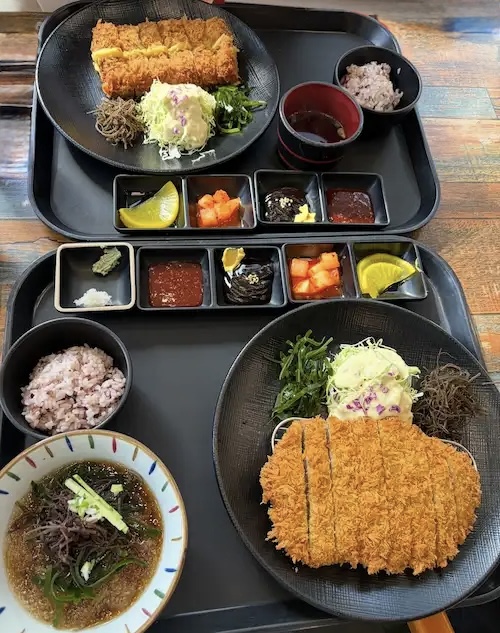 수제 안심 돈까스와 해초 냉모밀 세트 구성 및 고구마돈까스