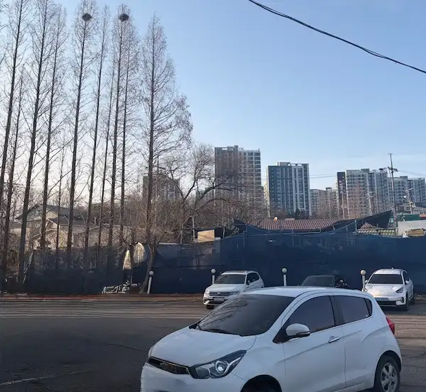 시흥 또와요짬뽕의 넓고 여유로운 전용 주차장 전경