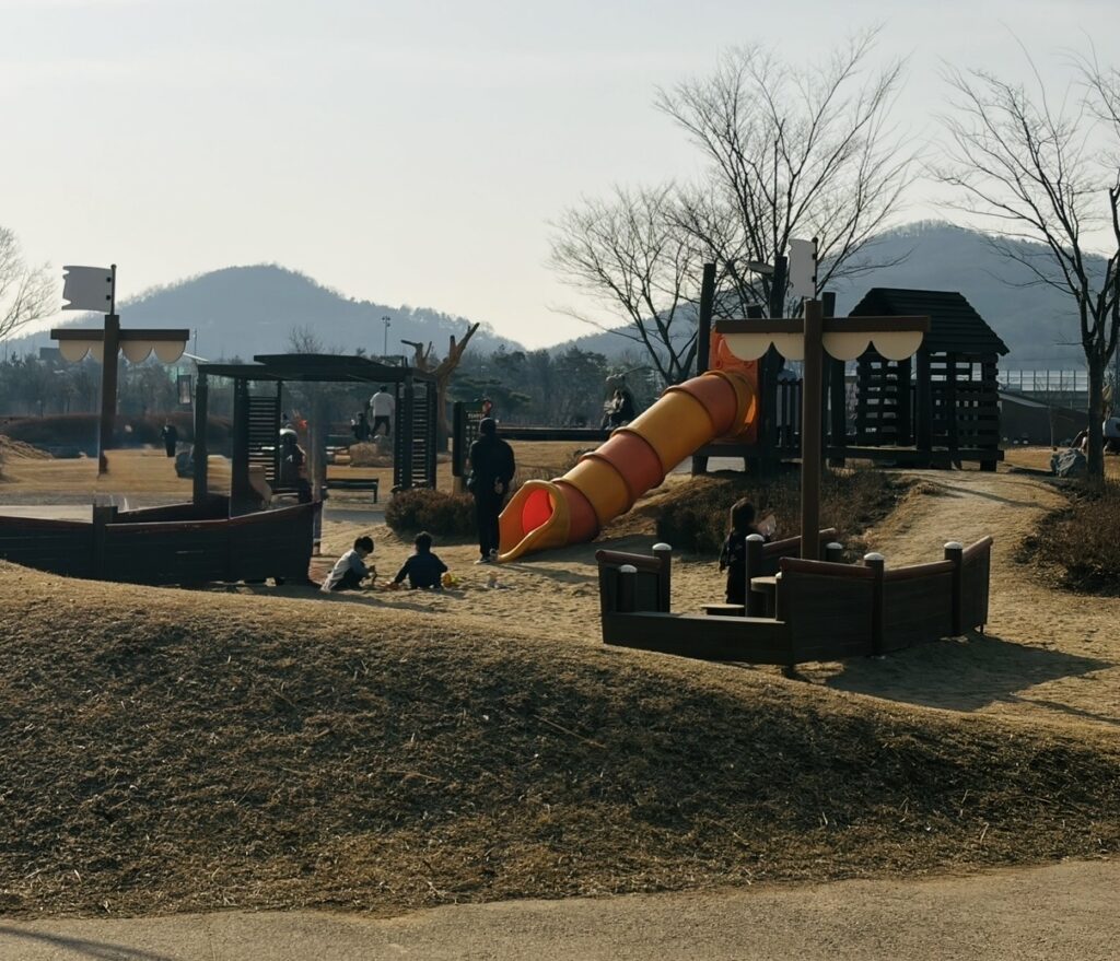 갯골생태공원 어린이 놀이터 모습