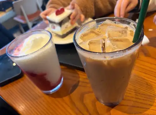 스타벅스 아이스 플랫 화이트와 딸기 딜라이트 요거트 블렌디드