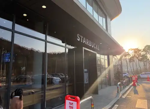 햇살 비치는 스타벅스 시흥DT점 매장 입구 외관