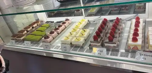 어퍼앤언더 레몬, 말차, 딸기 조각 케이크 쇼케이스 진열