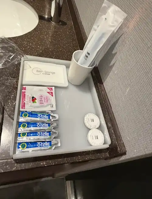 어메니티 및 실내화 생수 구성